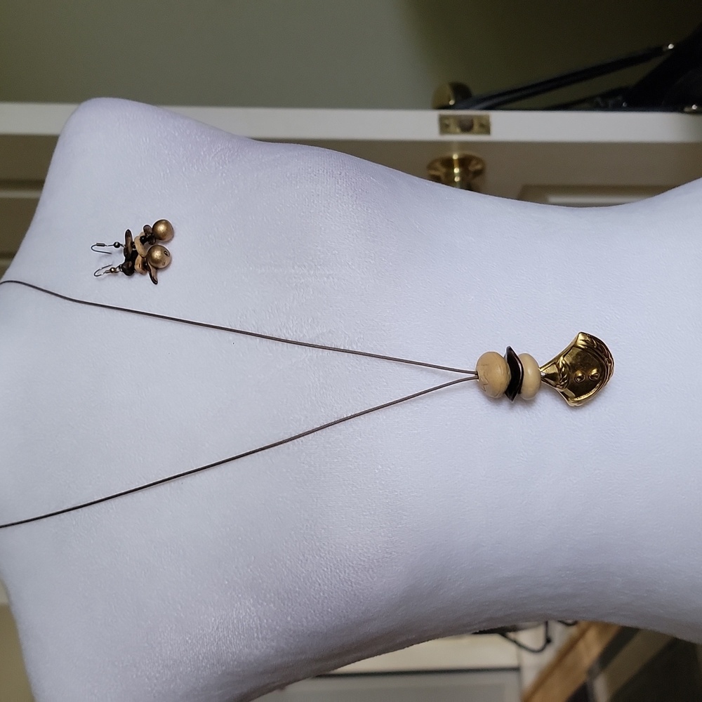 Elegant Gold and Black Pendant Necklace and Earring Set